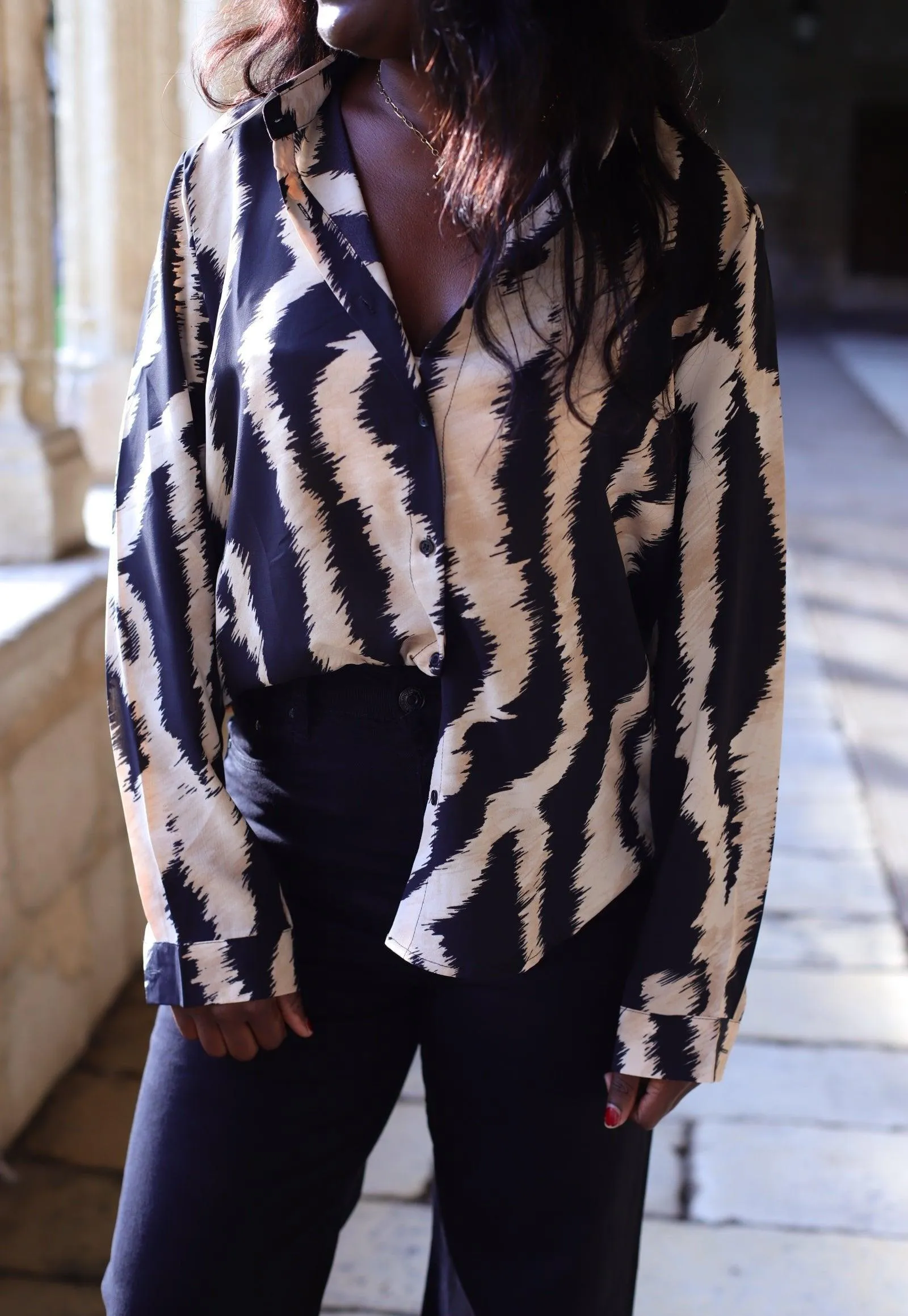 Chemise Imprimée Noire et Beige - légance et Style Audacieux