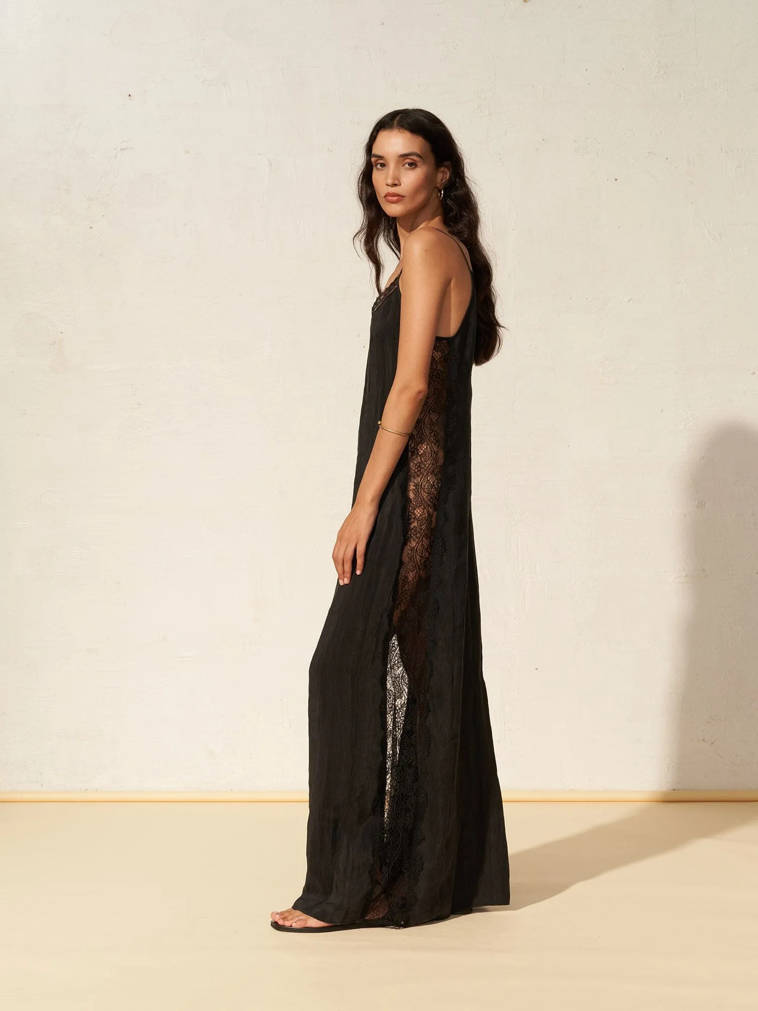 ELISA - Robe longue fendue à dos échancré en bio tencel FSC et dentelle Calais-Caudry Noir