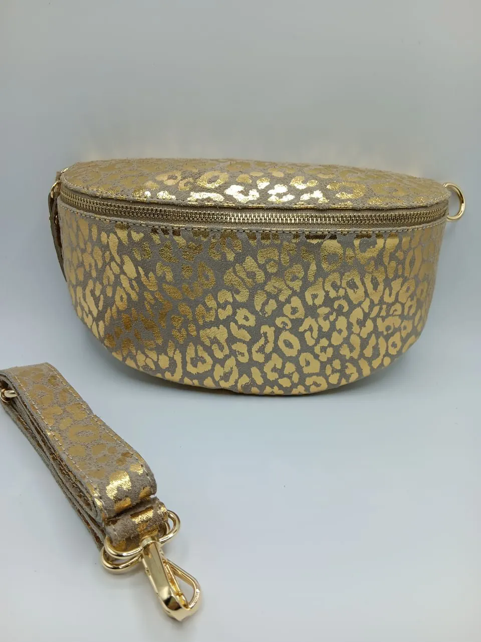 Sac banane crote de cuir motif léopard doré 1 poche